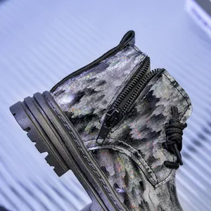 Détail du tissu pailleté iridescent et zip latéral sur bottines de mode enfant