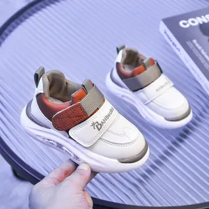 Dettaglio di scarpe luminose per bambini con mesh traspirante e chiusura a strappo
