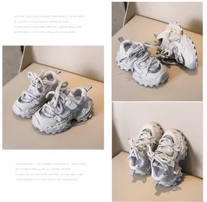 Nahaufnahme der grau-weißen Kinder-Sneaker mit atmungsaktivem Mesh und dicker rutschfester Sohle