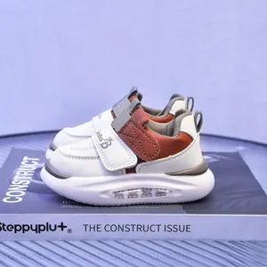 Dettaglio di scarpe luminose per bambini con chiusura a velcro e suola spessa bianca