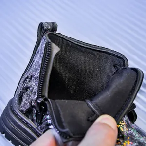Détail de la fermeture éclair latérale et de la doublure en maille des bottes pour enfants