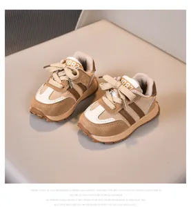 Detailansicht der Kinder-Sportschuhe mit Materialmix aus Wildleder und atmungsaktivem Mesh