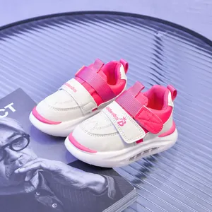 Dettaglio delle sneakers LED per bambini in ecopelle rosa e chiusura a strappo