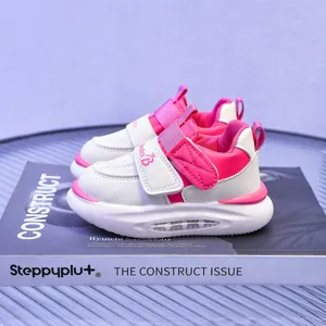 Dettaglio laterale di sneaker per bambini rosa e bianche con chiusura in velcro