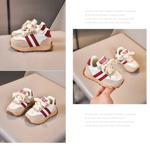 Detailansicht der Kinder-Laufschuhe aus Mesh in Beige mit roten Streifen-Akzenten