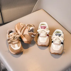 Detailansicht der Kinder-Retro-Sportschuhe mit rutschfester Gummisohle und 1987-Stickerei