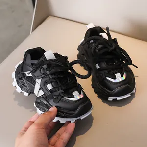 Nahaufnahme der atmungsaktiven Kinder-Sneaker mit dicker Profilsohle und Silberakzenten