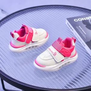Dettaglio scarpe sportive per bambini rosa e bianche con velcro e suola in gomma morbida