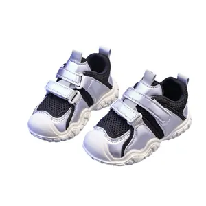 Zapatillas de malla transpirable para niños en plata y negro con doble velcro
