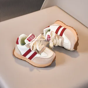 Detailansicht der Kinder-Sneaker mit roten Streifen und Retro-Gummisohlen