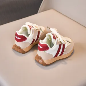 Detail von Kinder-Sneakern aus Mesh mit rutschfester Gummisohle und Retro-Farblock-Design