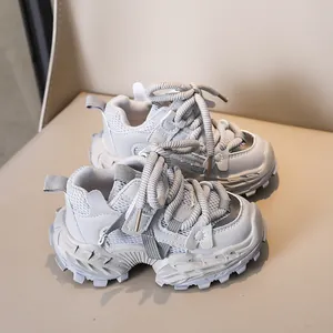 Detailansicht der klobigen Kindersneaker mit grauen Mesh-Einsätzen und strukturierten Schnürsenkeln