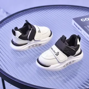 Dettaglio di scarpe LED per bambini con chiusura a strappo e cuciture alla moda