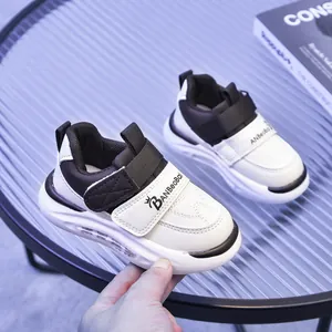 Dettaglio di scarpe da ginnastica per bambini con chiusura a strappo in ecopelle nera