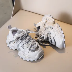 Detailansicht der rutschfesten, gezackten Außensohle von Kinder-Sportschuhen in Hellgrau