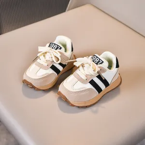 Makroansicht der Kinder-Laufschuhe mit atmungsaktivem Mesh und Vintage 1987 Design
