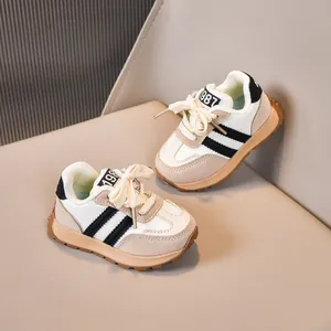 Nahaufnahme von Retro-Kinderschuhen mit beigen Wildleder-Einsätzen und rutschfester Gummisohle
