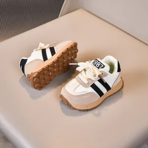 Detailansicht der Kinder-Laufschuhe mit rutschfester Waffelsohle und 1987-Etikett