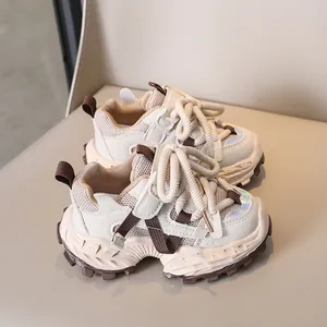 Detail der Kinder-Sneaker in Creme und Braun mit dicken Schnürsenkeln und Mesh-Einsätzen