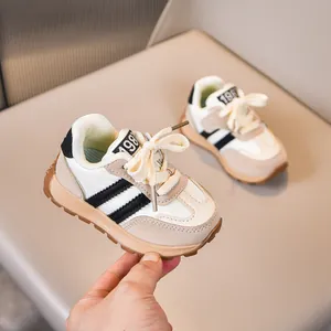 Detail eines atmungsaktiven Kinder-Mesh-Sneakers mit 1987-Aufdruck und rutschfester Gummisohle