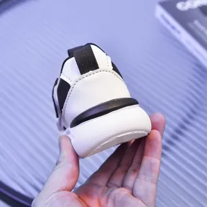 Dettaglio del tallone rinforzato e delle cuciture di queste scarpe luminose bimbi