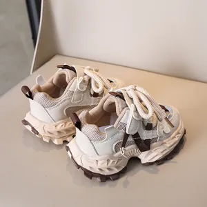 Detailansicht der Kinder-Sneaker mit dicker Sohle, atmungsaktivem Mesh und braunen Details