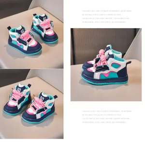 Λεπτομέρεια από παιδικά ψηλά sneakers με πολύχρωμα σχέδια και χοντρά κορδόνια