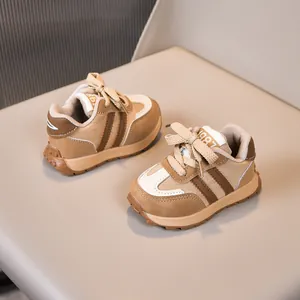 Nahaufnahme der Kinder-Sneaker mit Retro-Khaki-Wildleder und rutschfester Gummisohle