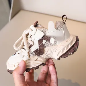 Detailansicht der Kinder-Sneaker mit dicker Antirutschsohle und atmungsaktivem Mesh