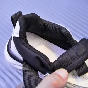 Dettaglio della fodera in rete nera traspirante e della soletta bianca ammortizzata