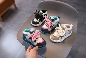 Detailansicht der Kinder-High-Top-Sneaker mit dicken Schnürsenkeln in verschiedenen Farben