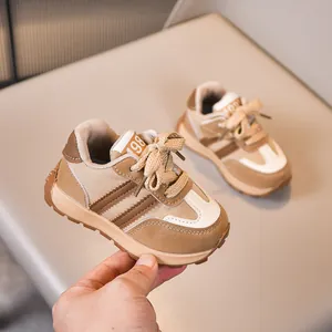 Detailansicht beige-brauner Kinder-Sportschuhe mit Mesh-Gewebe und Gummisohle für Kleinkinder
