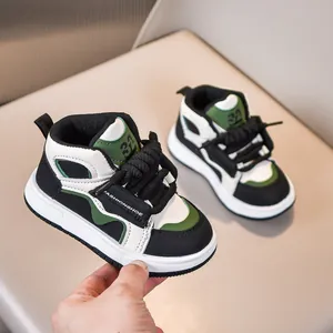 Λεπτομερής πλαϊνή όψη παιδικών sneakers με πράσινα και μαύρα δερμάτινα τμήματα