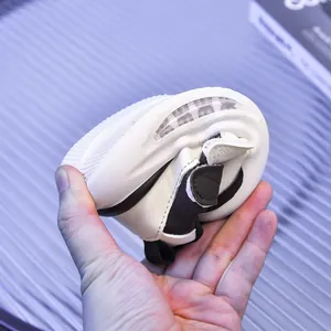 Dettaglio della suola flessibile per scarpe da bambino con dimostrazione di piega