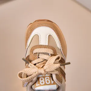 Nahaufnahme des Retro-Details 1987 bei Kinder-Sportschuhen in Vintage-Beigetönen