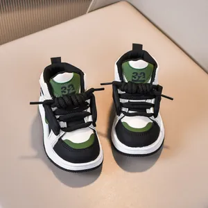 Λεπτομέρεια παιδικού sneaker με πράσινα δερμάτινα πάνελ και τυπωμένη γλώσσα με '32'