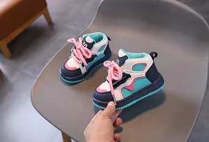 Nahaufnahme modischer hoher Sneaker für Jungen mit rutschfester Gummisohle und Klettverschluss