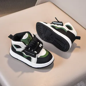 Λεπτομέρεια από παιδικά sneakers υψηλής κορυφής με πράσινες λεπτομέρειες και σόλα