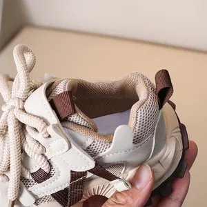 Detail von Kinder-Sneakern mit atmungsaktivem Mesh, Leder-Splicing und rutschfester Sohle