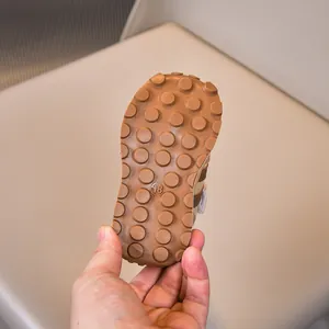 Detail der rutschfesten Gummisohle mit kreisförmigen Noppen und Größenmarkierung 18