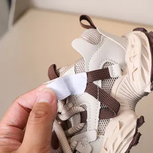 Detailansicht der Kinderschuhe mit Klettverschluss und atmungsaktivem Mesh-Gewebe