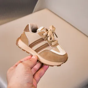Nahaufnahme der Kinder-Sportschuhe aus Mesh in Erdtönen mit Wildleder und Gummisohle