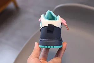 Detailansicht der Ferse von Kinder-Sneakern mit rutschfester Gummisohle