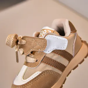 Detailaufnahme der Retro-Kindersportschuhe mit Klettverschluss und Wildlederstoff