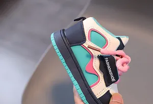 Detailansicht bunter Kinder High-Top Sneaker mit minzgrüner Sohle und rosa Schnürsenkeln