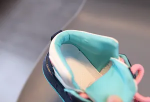 Detailansicht der Kinderschuhe mit blauem Netzfutter und rosa gewebten Schnürsenkeln