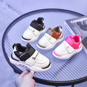 Scarpe LED moderne per bambini con chiusura a strappo in rosa, grigio, marrone e nero