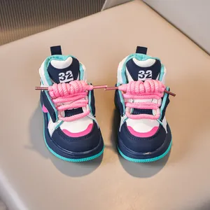 Λεπτομέρεια πολύχρωμου παιδικού sneaker με ροζ κορδόνια και τον αριθμό 32