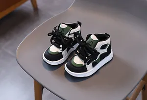 Detailaufnahme der hohen Kinder-Sneaker mit grünem, schwarzem und weißem Farbmuster