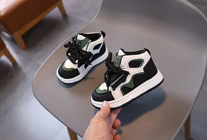 Detailansicht der Kinder High-Top Sneaker mit Klettverschluss und Gummisohle